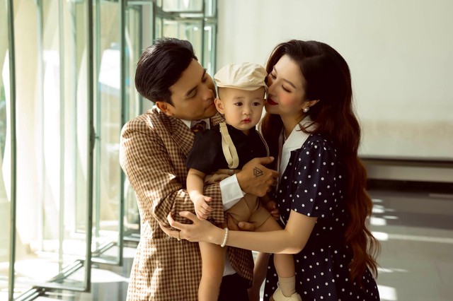 Hồ Quang Hiếu v&agrave; b&agrave; x&atilde; ch&agrave;o đ&oacute;n em b&eacute; thứ hai hạnh ph&uacute;c ở tuổi 43 - Ảnh 3.