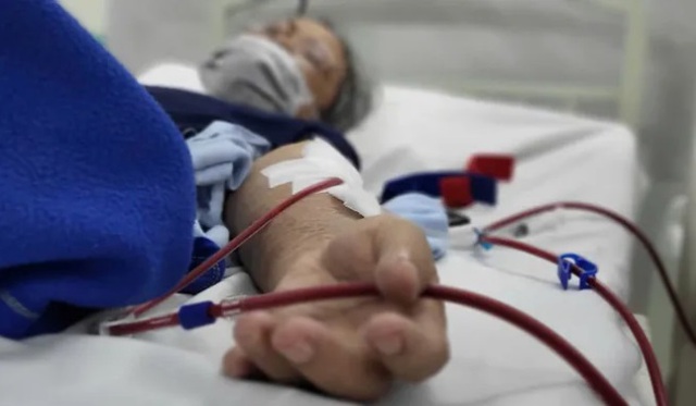 Người đàn ông 49 tuổi suy thận giai đoạn cuối, bác sĩ chỉ ra 3 thói quen gây hại cho thận nhiều người mắc phải - Ảnh 1.
