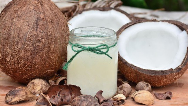 Bất ngờ với 6 lợi ích của việc thoa dầu dừa lên mặt mỗi ngày - Ảnh 2.