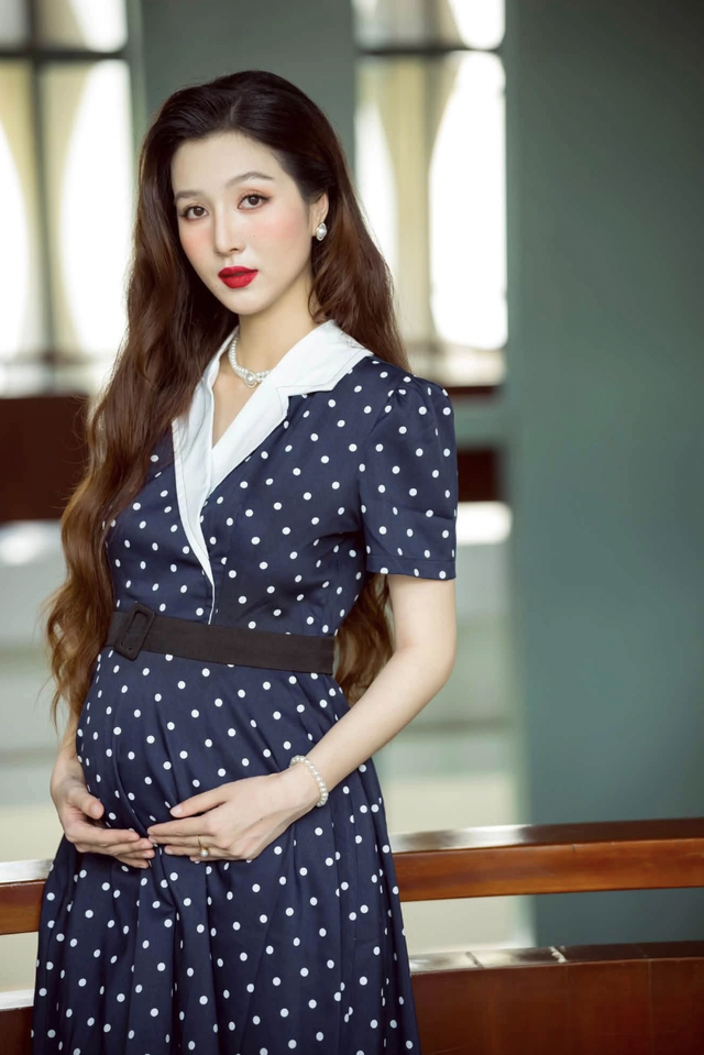 Hồ Quang Hiếu v&agrave; b&agrave; x&atilde; ch&agrave;o đ&oacute;n em b&eacute; thứ hai hạnh ph&uacute;c ở tuổi 43 - Ảnh 7.