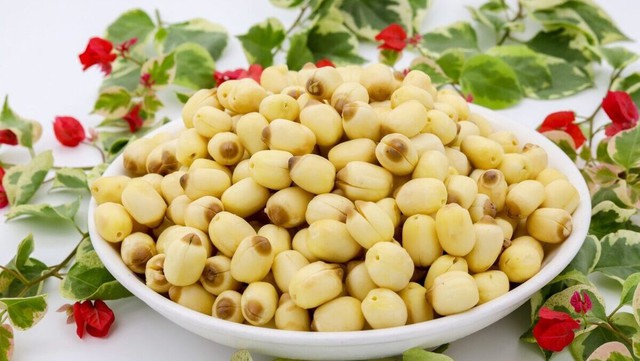 N&ecirc;n ăn hạt sen tươi hay hạt sen kh&ocirc; để tốt cho sức khỏe? - Ảnh 2.
