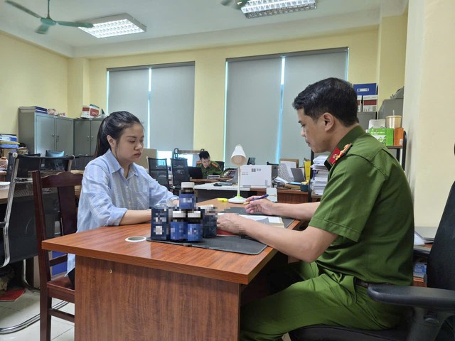 Cô gái trẻ bị khởi tố vì bán thực phẩm tăng cường sinh lý đàn ông giả - Ảnh 1.