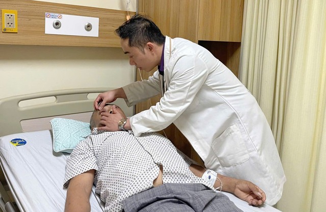 Người đ&agrave;n &ocirc;ng 61 tuổi nhập viện khi ung thư đ&atilde; lan khắp cơ thể sau nhiều năm chữa thuốc nam - Ảnh 1.