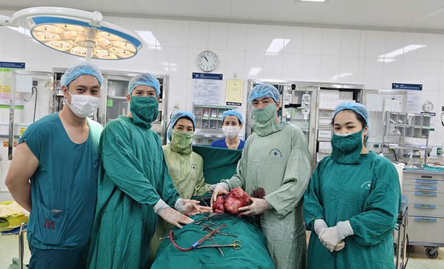 Người phụ nữ 42 tuổi mang khối u xơ tử cung nặng 3,5 kg suốt nhiều năm vì chủ quan không tái khám - Ảnh 1.