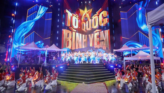 Hồng Nhung, Anh T&uacute; v&agrave; L&acirc;m Bảo Ngọc biểu diễn tại Gala nghệ thuật 'Tổ quốc b&igrave;nh y&ecirc;n' - Ảnh 1.