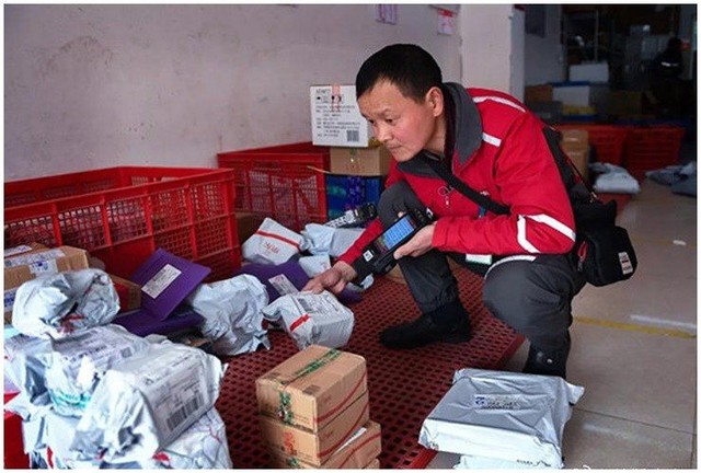 Bắt gặp vợ ngoại t&igrave;nh ngay trong c&ocirc;ng ty, gi&aacute;m đốc gi&agrave;u c&oacute; nghỉ việc l&agrave;m shipper để chữa l&agrave;nh - Ảnh 1.