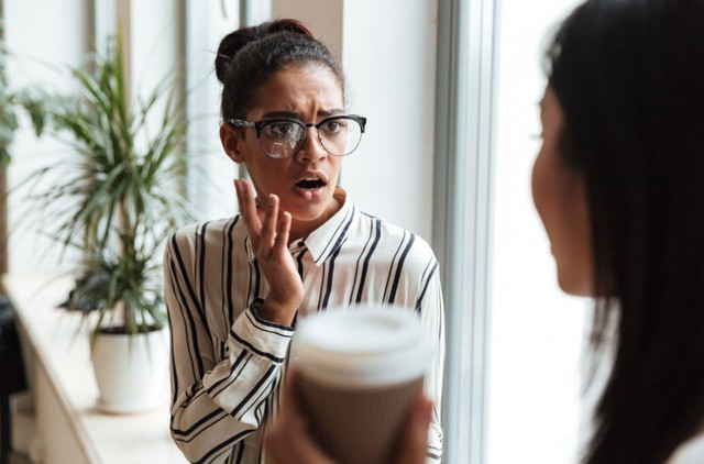 Càng nói càng mất lòng: 4 lỗi giao tiếp khiến người EQ thấp đi đâu cũng bị xa lánh - Ảnh 1.