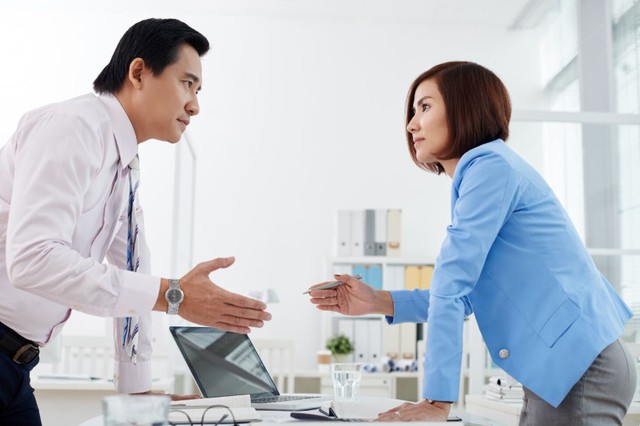 Càng nói càng mất lòng: 4 lỗi giao tiếp khiến người EQ thấp đi đâu cũng bị xa lánh - Ảnh 2.