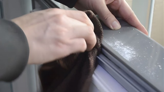 Mẹo giúp loại bỏ mảng mốc đen và mùi hôi giăng cao su tủ lạnh - Ảnh 3.