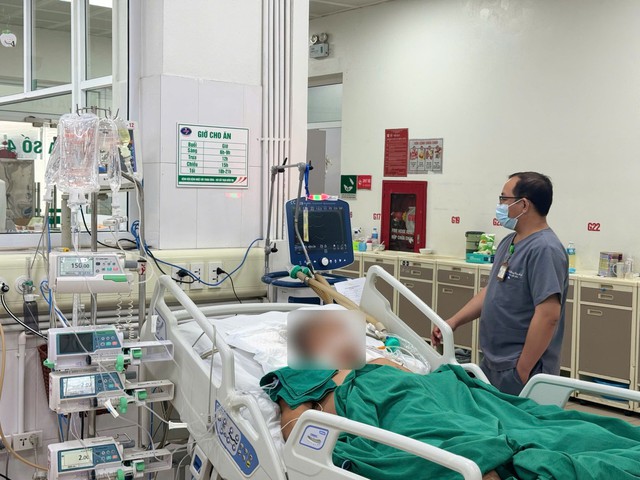 Đang khỏe mạnh, người đàn ông 45 tuổi bất ngờ sốt cao, rối loạn ý thức sau khi ăn tiết canh - Ảnh 1.