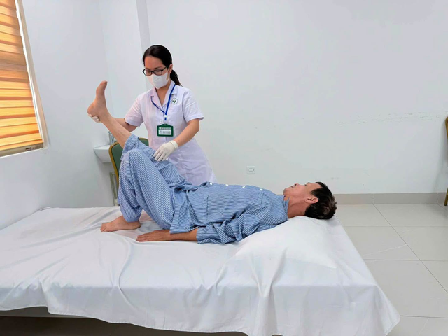 Tiếc v&agrave;i quả xo&agrave;i, người đ&agrave;n &ocirc;ng 62 tuổi su&yacute;t liệt vĩnh viễn v&igrave; chấn thương  - Ảnh 2.