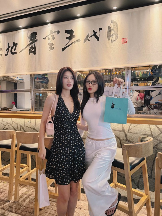 Kỳ Duy&ecirc;n v&agrave; Thi&ecirc;n &Acirc;n tặng nhau trang sức đắt gi&aacute; kỷ niệm ng&agrave;y đặc biệt - Ảnh 8.