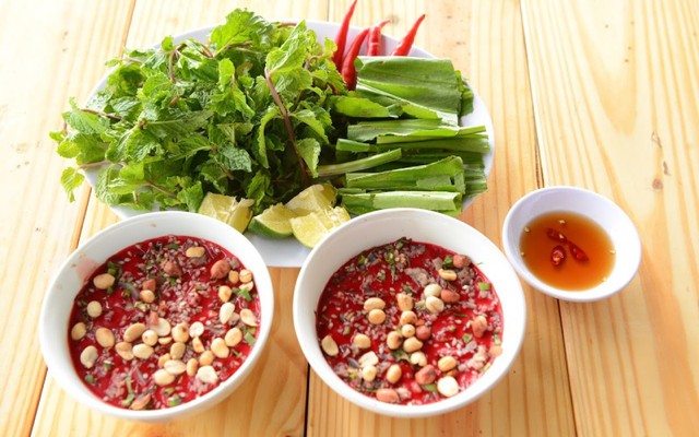 Đang khỏe mạnh, người đàn ông 45 tuổi bất ngờ sốt cao, rối loạn ý thức sau khi ăn tiết canh - Ảnh 2.