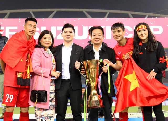 Đại biểu HĐND Đỗ Vinh Quang hiện thực h&oacute;a cam kết về b&oacute;ng đ&aacute; học đường - Ảnh 1.