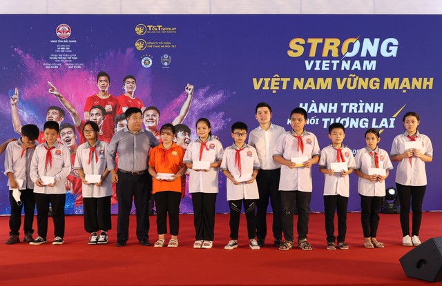 Đại biểu HĐND Đỗ Vinh Quang hiện thực h&oacute;a cam kết về b&oacute;ng đ&aacute; học đường - Ảnh 4.