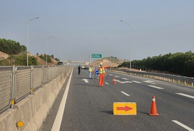 Tin s&aacute;ng 15/7: 5 m&eacute;t khối axit tr&agrave;n ra suối khi xe bồn lật; Ch&iacute;nh thức bỏ đề xuất sở hữu chung cư c&oacute; thời hạn - Ảnh 5.