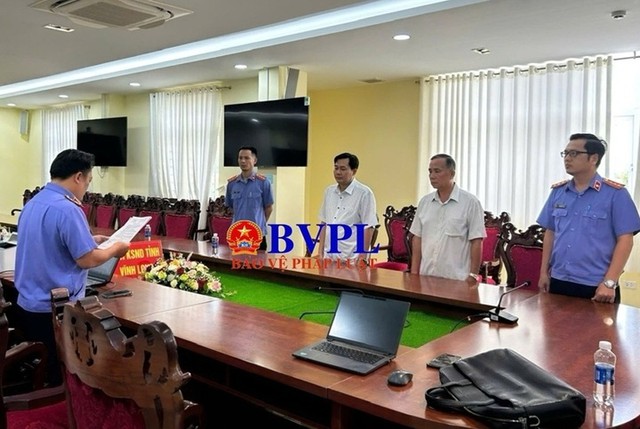 Tin s&aacute;ng 15/7: 5 m&eacute;t khối axit tr&agrave;n ra suối khi xe bồn lật; Ch&iacute;nh thức bỏ đề xuất sở hữu chung cư c&oacute; thời hạn - Ảnh 3.