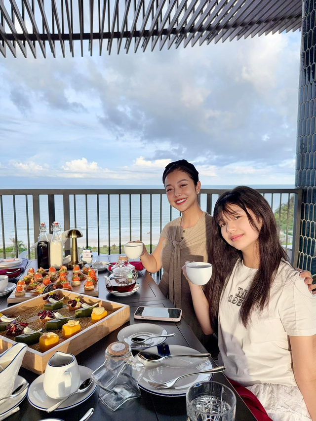 Vợ chồng Jennifer Phạm đưa ba con đi nghỉ h&egrave; ở ch&acirc;u &Acirc;u - Ảnh 11.