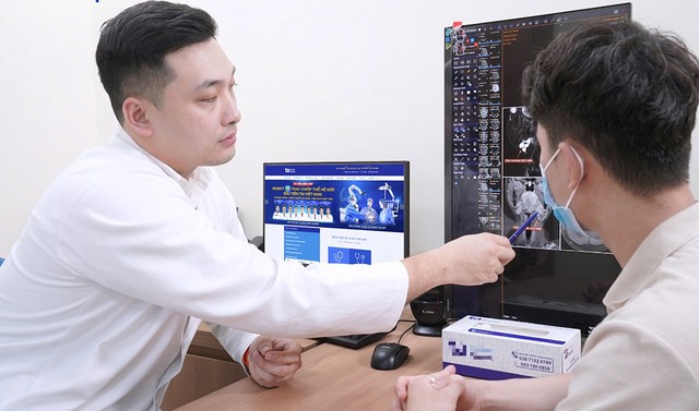Thanh ni&ecirc;n 23 tuổi su&yacute;t mất th&iacute;nh lực v&igrave; mắc sai lầm trong l&uacute;c đeo tai nghe - Ảnh 1.