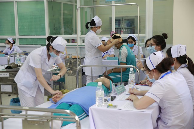 Từ hôm nay (15/7), nhân viên y tế được hưởng hàng loạt loại phụ cấp đặc thù theo chính sách mới - Ảnh 1.