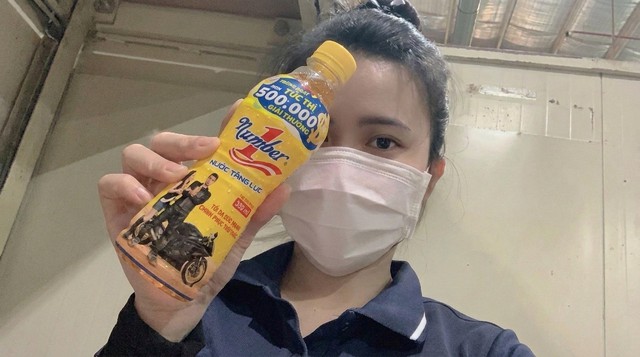 Nữ c&ocirc;ng nh&acirc;n vỡ &ograve;a khi biết m&igrave;nh tr&uacute;ng 100 triệu đồng từ chai Number 1 - Ảnh 1.