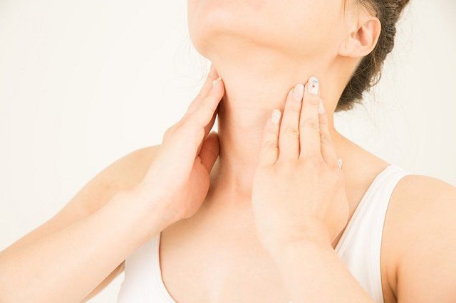 Bí quyết massage cổ chống chảy xệ, xóa nếp nhăn cực hiệu quả - Ảnh 1.