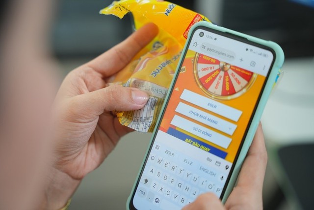 Nữ c&ocirc;ng nh&acirc;n vỡ &ograve;a khi biết m&igrave;nh tr&uacute;ng 100 triệu đồng từ chai Number 1 - Ảnh 3.