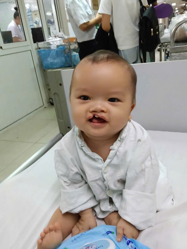 Vòng tay nhân ái: Giúp bé Hồ Văn Minh vượt qua khó khăn và phẫu thuật dị tật - Ảnh 2.