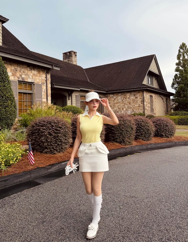 Huyền Baby khoe v&oacute;c d&aacute;ng nuột n&agrave; tr&ecirc;n s&acirc;n golf ở tuổi U40 - Ảnh 1.