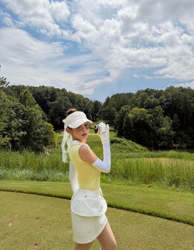 Huyền Baby khoe v&oacute;c d&aacute;ng nuột n&agrave; tr&ecirc;n s&acirc;n golf ở tuổi U40 - Ảnh 3.