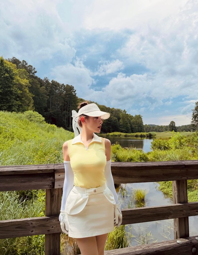Huyền Baby khoe v&oacute;c d&aacute;ng nuột n&agrave; tr&ecirc;n s&acirc;n golf ở tuổi U40 - Ảnh 4.
