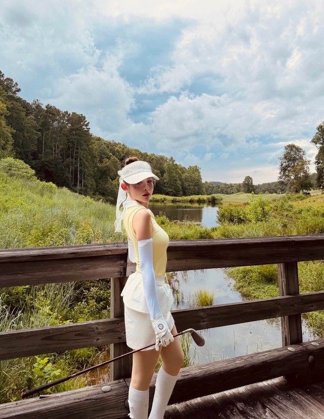 Huyền Baby khoe v&oacute;c d&aacute;ng nuột n&agrave; tr&ecirc;n s&acirc;n golf ở tuổi U40 - Ảnh 5.