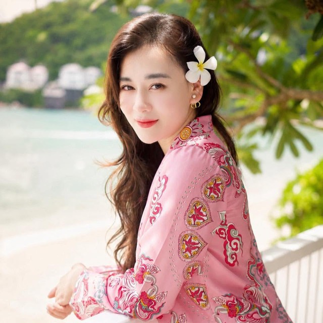 Clip Phương Oanh để mặt mộc tự makeup 'biến hình' thành quý cô xinh đẹp, tươi tắn - Ảnh 8.