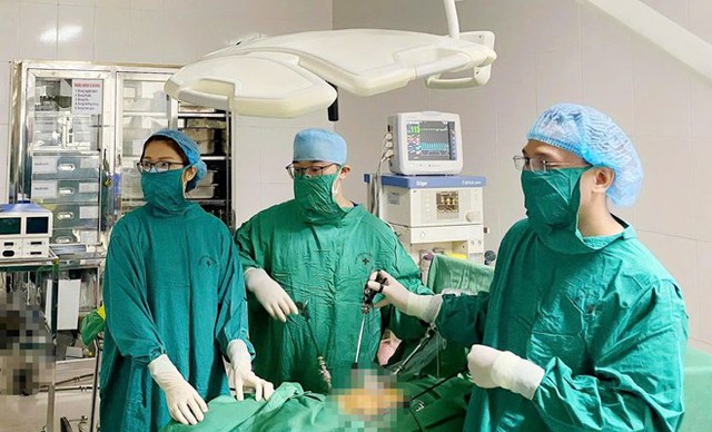Đau bụng dữ dội, thai phụ nhập viện gấp v&igrave; ruột thừa vỡ mủ trong ổ bụng - Ảnh 1.