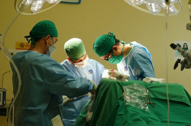Người phụ nữ 46 tuổi h&ocirc;n m&ecirc; s&acirc;u sau cơn đau đầu dữ dội: Cảnh b&aacute;o dấu hiệu xuất huyết n&atilde;o kh&ocirc;ng n&ecirc;n bỏ qua - Ảnh 1.