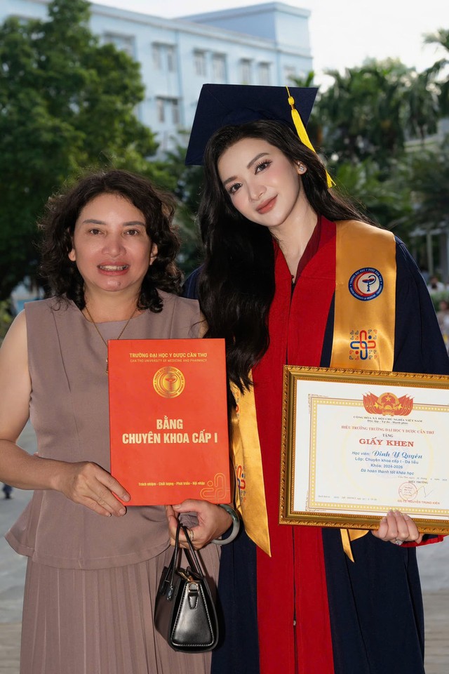 Đinh Y Quy&ecirc;n nhận bằng B&aacute;c sĩ Da liễu v&agrave; Mẹ ruột g&acirc;y ch&uacute; &yacute; trong sự nghiệp - Ảnh 4.