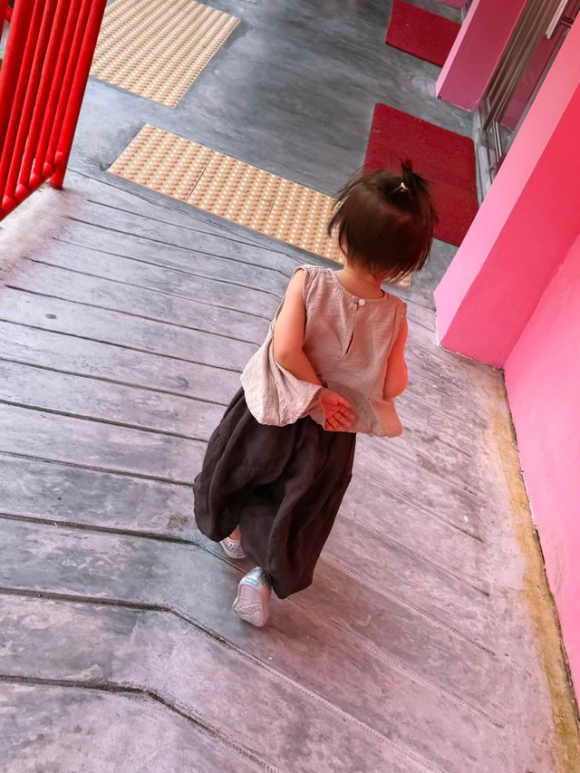 Gia đ&igrave;nh &Aacute; hậu T&uacute; Anh đi nghỉ h&egrave; ở Singapore - Ảnh 4.