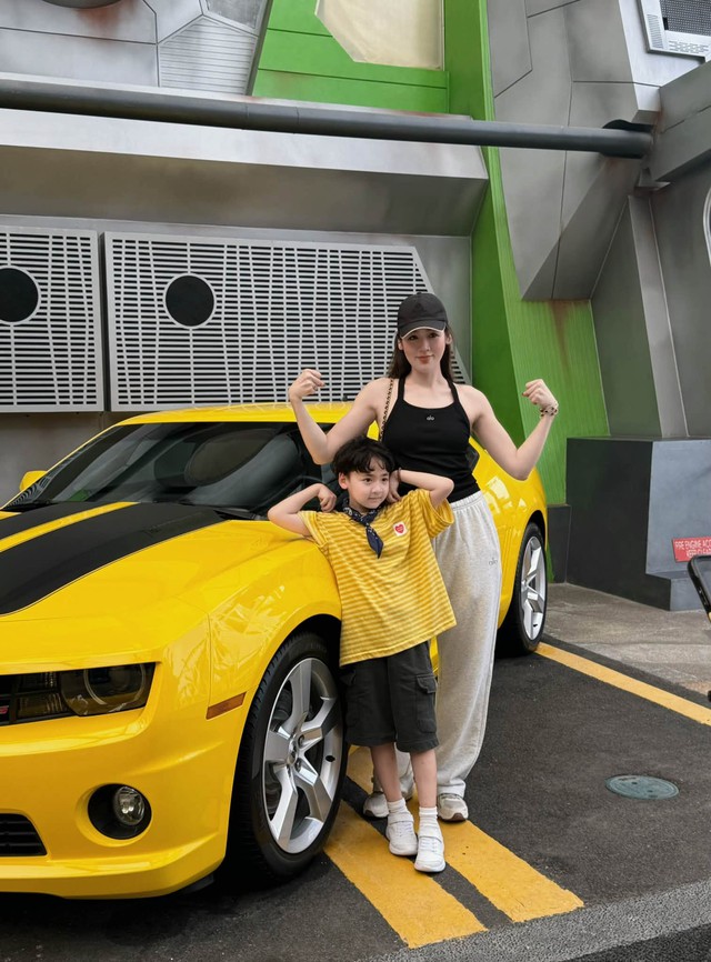 Gia đ&igrave;nh &Aacute; hậu T&uacute; Anh đi nghỉ h&egrave; ở Singapore - Ảnh 5.