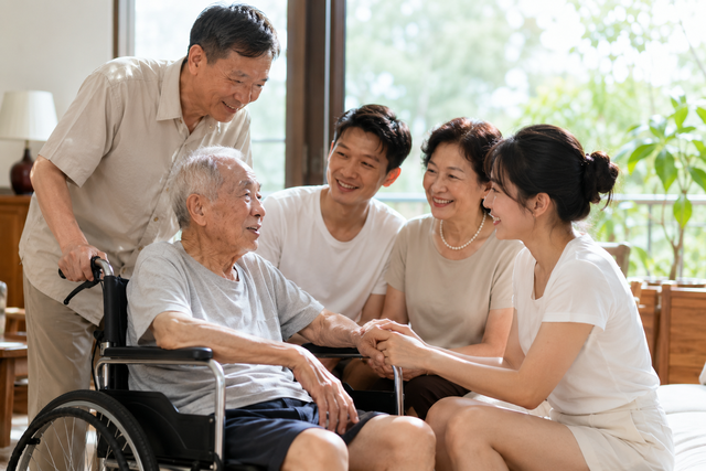 30 năm chăm sóc anh trai tật nguyền, bố chồng tôi nhận lại món quà cuối đời khiến cả nhà nghẹn ngào - Ảnh 1.