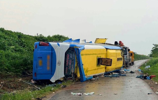 Tai nạn thảm khốc trên cao tốc Pháp Vân - Cầu Giẽ: Xe khách văng xuống đường gom, 4 người tử vong - Ảnh 2.
