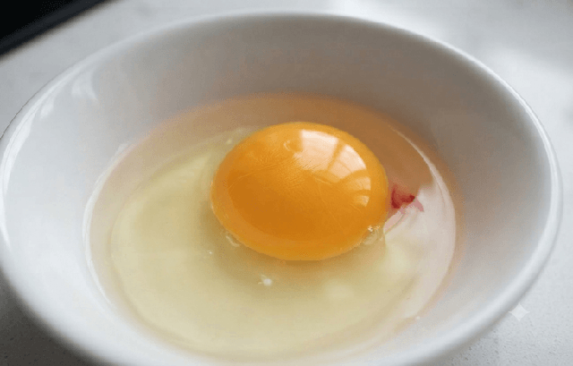 L&ograve;ng đỏ trứng g&agrave; c&oacute; đốm m&aacute;u ăn được kh&ocirc;ng? - Ảnh 3.
