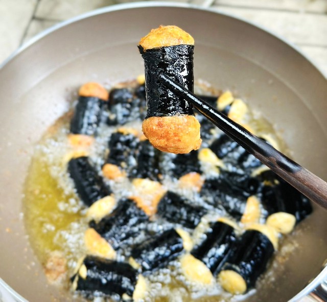 Vài bước đơn giản biến tấu ức gà thành món chả cuốn rong biển thơm nức, vừa ngon vừa đủ chất - Ảnh 7.