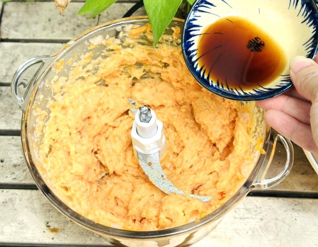 Vài bước đơn giản biến tấu ức gà thành món chả cuốn rong biển thơm nức, vừa ngon vừa đủ chất - Ảnh 4.