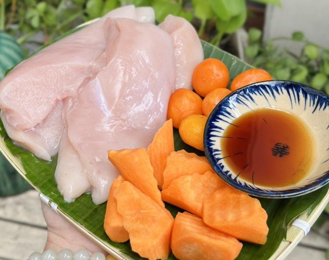 Vài bước đơn giản biến tấu ức gà thành món chả cuốn rong biển thơm nức, vừa ngon vừa đủ chất - Ảnh 2.