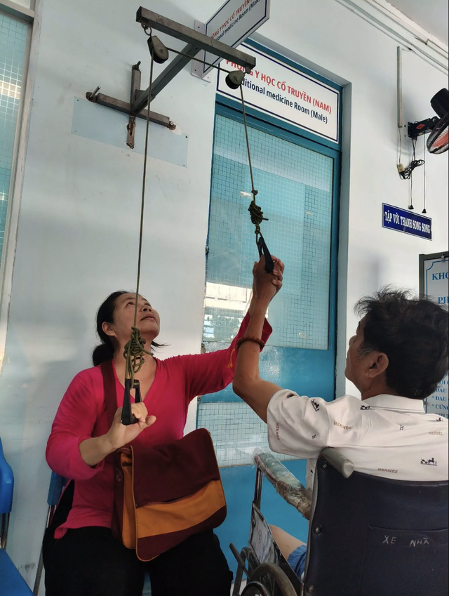 Tình trạng sức khỏe nghệ sĩ Mai Trần sau nhồi máu não ở tuổi 72 - Ảnh 2.
