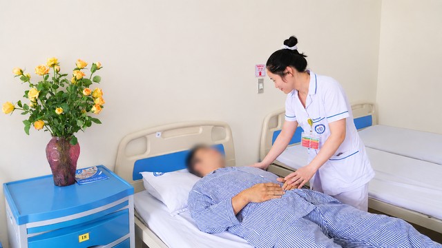 Đau bụng dữ dội, người đàn ông 42 tuổi thủng dạ dày, bác sĩ phát hiện tổn thương nghi ung thư ngay trên bàn mổ - Ảnh 1.
