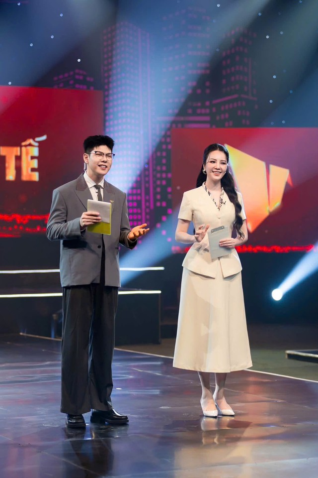 Tin sao 19/7: Khoảnh khắc b&igrave;nh dị ấm &aacute;p của vợ chồng NSND C&ocirc;ng L&yacute;; Hoa hậu Ngọc H&acirc;n c&ugrave;ng con trai tắm biển - Ảnh 2.