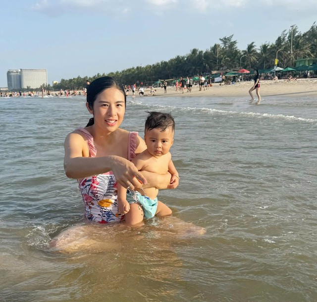 Tin sao 19/7: Khoảnh khắc b&igrave;nh dị ấm &aacute;p của vợ chồng NSND C&ocirc;ng L&yacute;; Hoa hậu Ngọc H&acirc;n c&ugrave;ng con trai tắm biển - Ảnh 5.