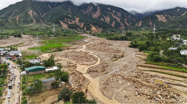 Chuyên gia lý giải nguyên nhân mưa lớn gây lũ quét, sạt lở đất ở miền núi Bắc Bộ - Ảnh 1.