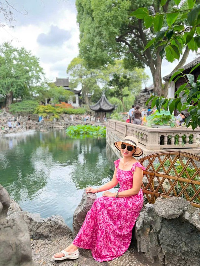 Tin sao 19/7: Khoảnh khắc b&igrave;nh dị ấm &aacute;p của vợ chồng NSND C&ocirc;ng L&yacute;; Hoa hậu Ngọc H&acirc;n c&ugrave;ng con trai tắm biển - Ảnh 7.